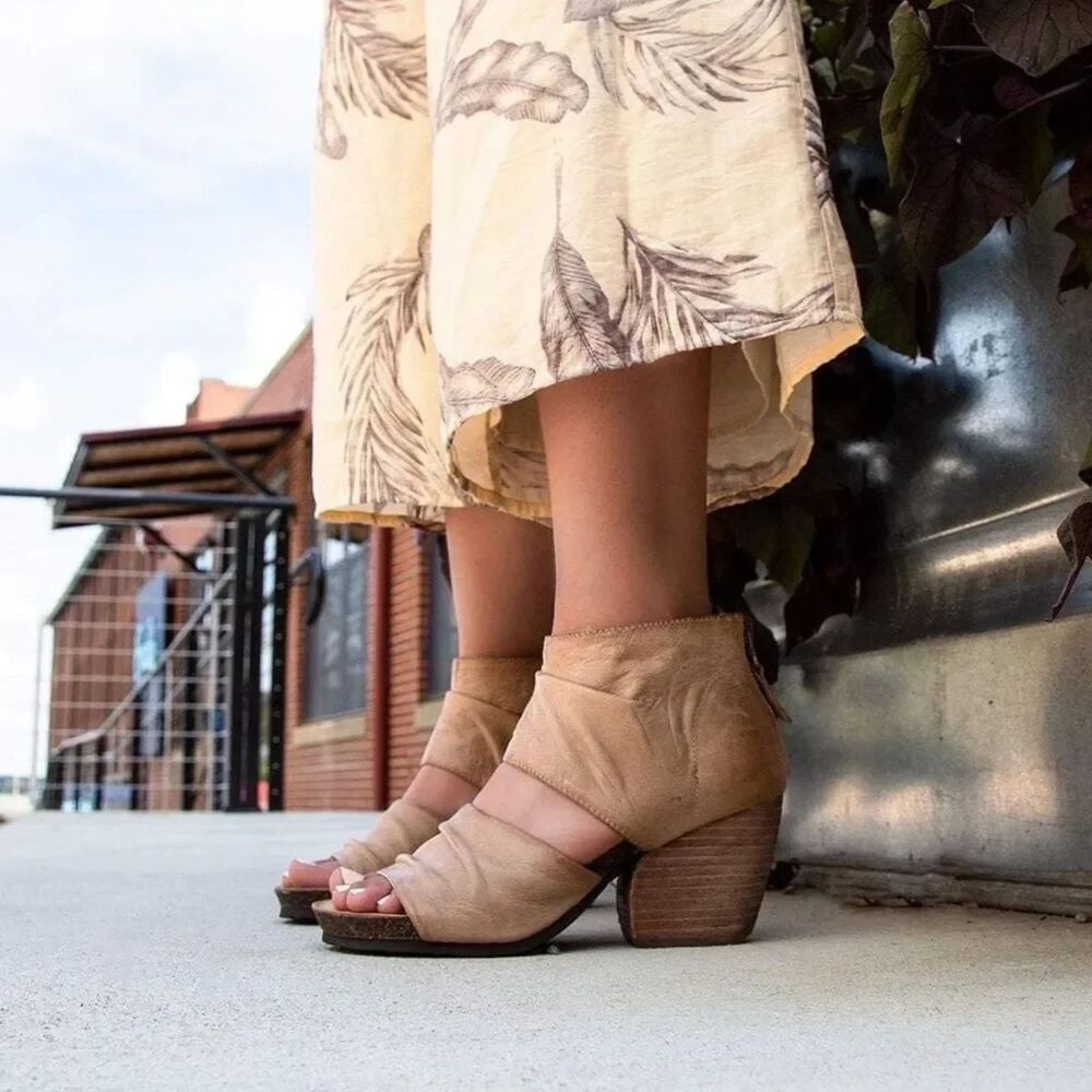 OTBT patchouli heeled leather sandal taupe 8.5 - Picture 1 of 6